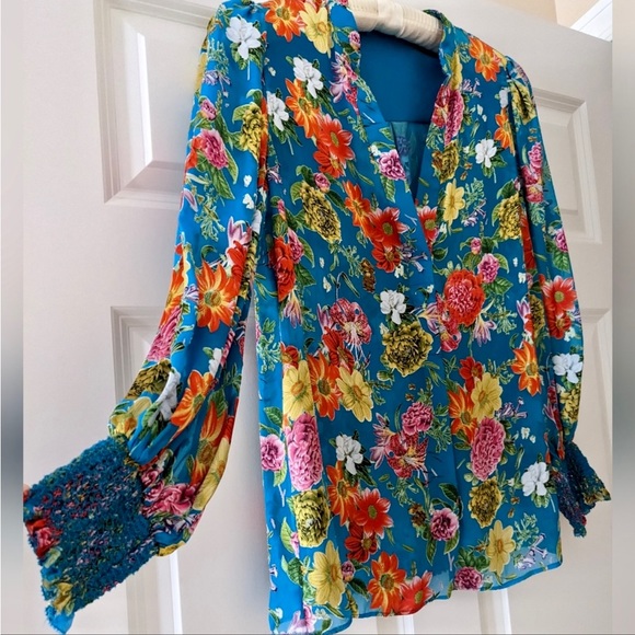 - ALICE + OLIVIA
Sheila Floral Satin Blouse size M - Picture 6 of 10